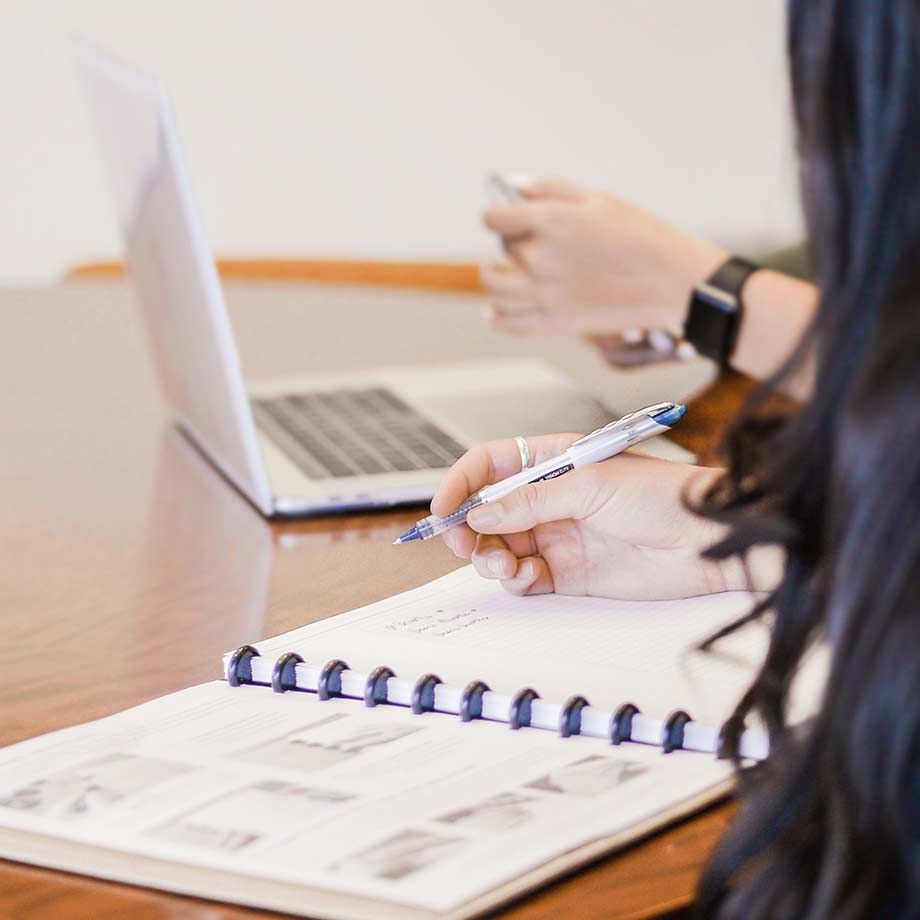 Zwei Menschen sitzen an einem Tisch in der PRODI Werkstatt. Einer schreibt Skizzen in ein Notizbuch, hält einen Stift in der Hand und plant vielleicht sein nächstes Projekt. Der andere nutzt ein Smartphone, vor ihm liegt ein Laptop. Der Fokus liegt weiterhin auf der Hand der Person, die fleißig Ideen auf Papier festhält. Zwei Menschen sitzen an einem Tisch in der PRODI Werkstatt. Einer schreibt Skizzen in ein Notizbuch, hält einen Stift in der Hand und plant vielleicht sein nächstes Projekt. Der andere nutzt ein Smartphone, vor ihm liegt ein Laptop. Der Fokus liegt weiterhin auf der Hand der Person, die fleißig Ideen auf Papier festhält.