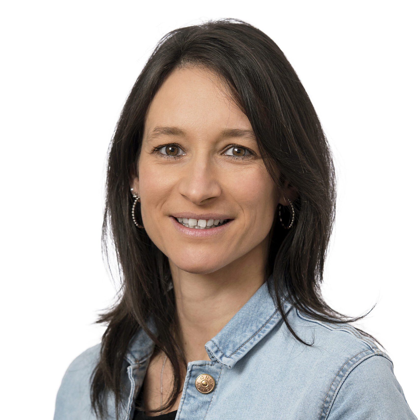 Eine Frau mit langen dunklen Haaren, Creolen und einer hellblauen Jeansjacke lächelt vor einem schlichten weißen Hintergrund in die Kamera und repräsentiert den einladenden Geist des Quartiersprojekts Wäschenbeuren. Eine Frau mit langen dunklen Haaren, Creolen und einer hellblauen Jeansjacke lächelt vor einem schlichten weißen Hintergrund in die Kamera und repräsentiert den einladenden Geist des Quartiersprojekts Wäschenbeuren.