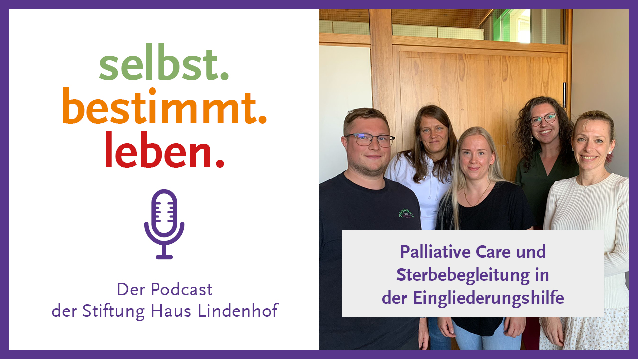Ein Podcast-Cover zeigt den Titel selbst. bestimmt. leben. in Grün, Orange und Rot, mit einem Mikrofonsymbol darunter. Daneben stehen fünf Menschen lächelnd; In einem Textfeld steht „Palliative Care und Sterbebegleitung in der Eingliederungshilfe“.