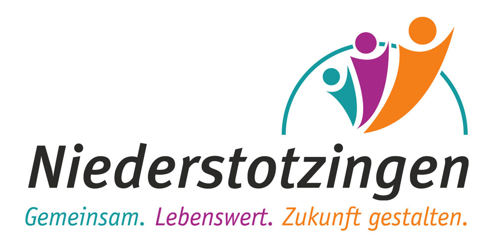 Logo für das Quartiersprojekt Niederstotzingen: drei bunte abstrakte menschliche Figuren über dem Namen. Darunter stehen die Worte: Gemeinsam. Lebenswert. Zukunft gestalten. in Teal, Grün und Orange. Logo für das Quartiersprojekt Niederstotzingen: drei bunte abstrakte menschliche Figuren über dem Namen. Darunter stehen die Worte: Gemeinsam. Lebenswert. Zukunft gestalten. in Teal, Grün und Orange.
