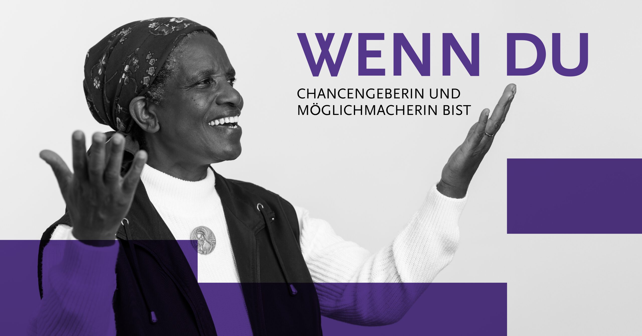Eine lächelnde ältere Frau mit gemustertem Kopftuch und Weste gestikuliert mit erhobenen Händen. Der deutsche Text lautet: WENN DU CHANCENGEBERIN UND MÖGLICHMACHERIN BIST, passend zu deinen Werten und Vorstellungen, auf weißem und violettem Hintergrund.