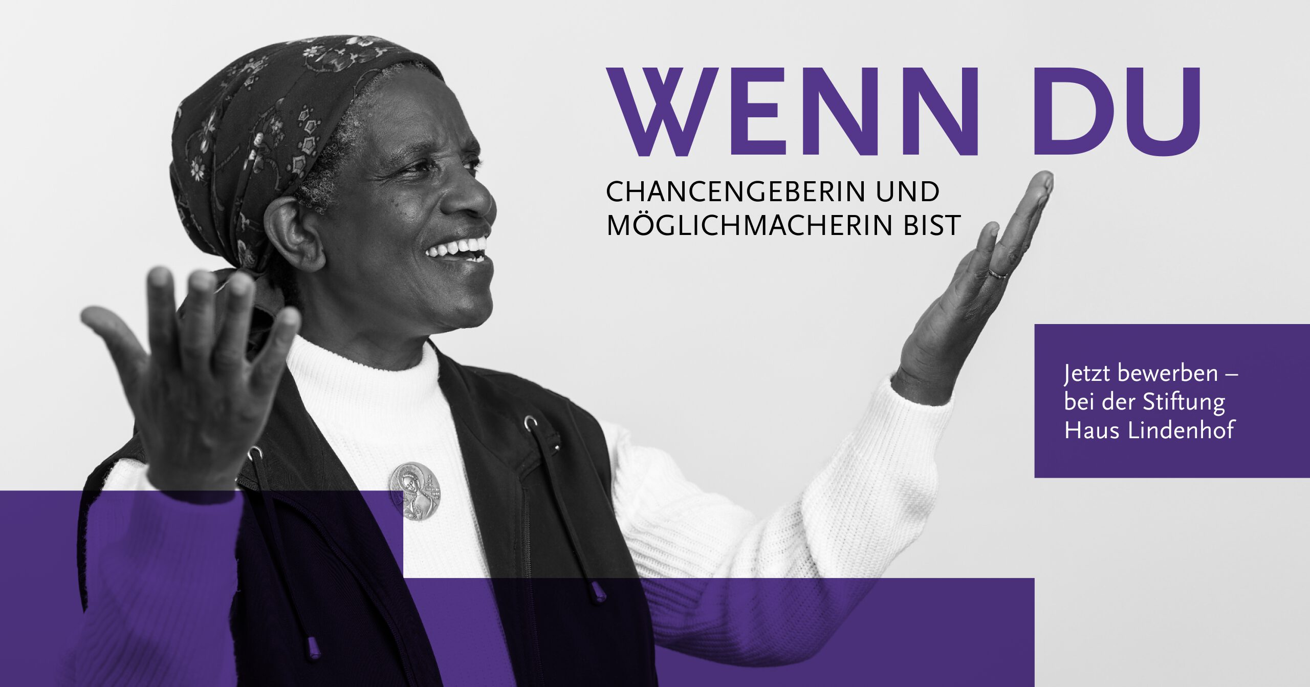 Schwarz-weißes Bild einer lächelnden älteren Frau mit Kopftuch, die beide Hände ausdrucksvoll hebt. Der Text lautet: 
