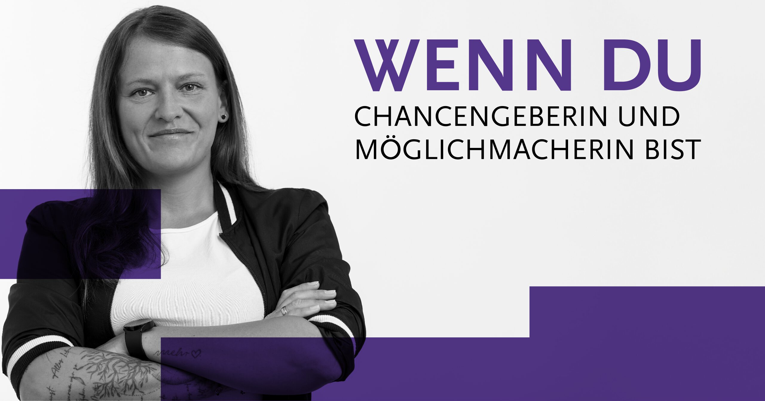Eine Frau mit langen Haaren und Tattoos auf dem Unterarm steht selbstbewusst mit verschränkten Armen. Der deutsche Text lautet: WENN DU CHANCENGEBERIN UND MÖGLICHMACHERIN BIST auf weißem Hintergrund mit lila grafischen Elementen, die für unser Stellenportal werben.