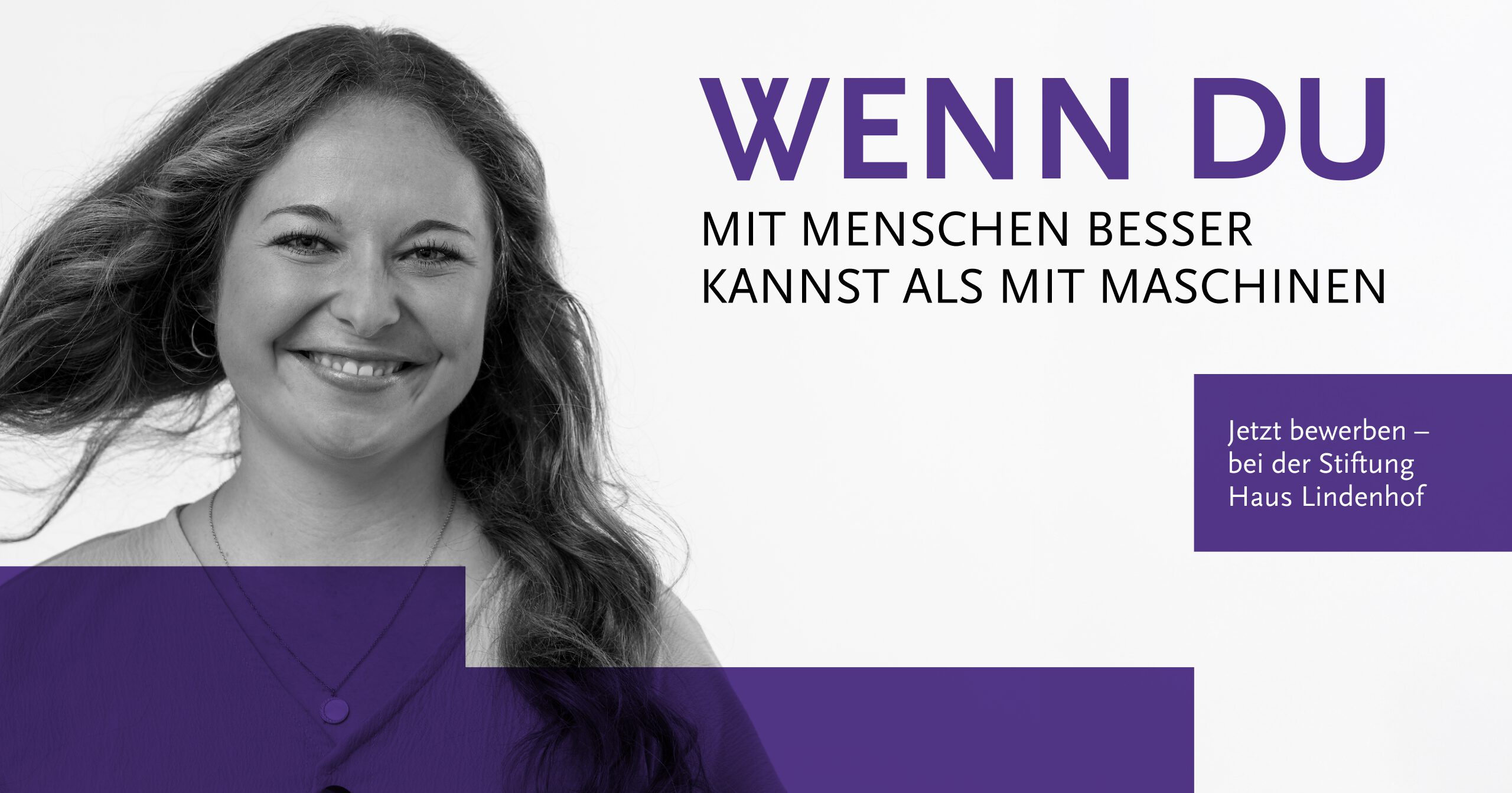 Eine lächelnde Frau mit langen Haaren steht vor einem weißen Hintergrund. Der fettgedruckte Text lautet: 