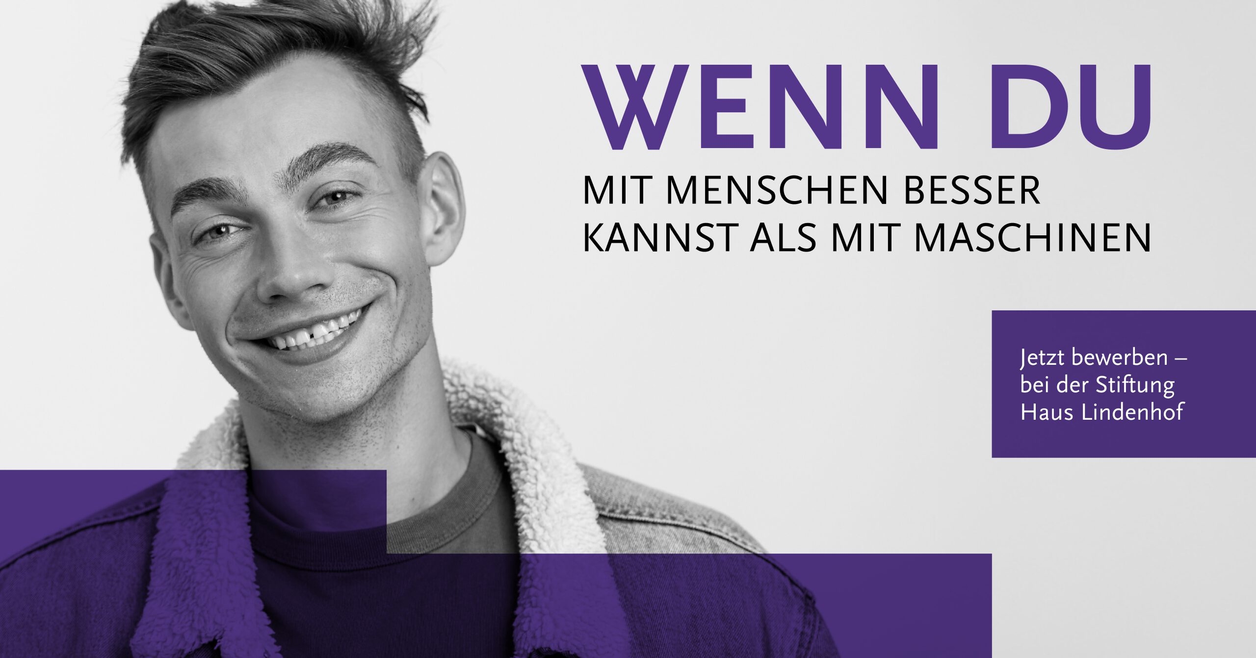 Ein junger Mann lächelt in die Kamera. Der Text auf Deutsch lautet: Wenn du mit Menschen besser umgehen kannst als mit Maschinen. Jetzt bewerben - für ein Duales Studium bei der Stiftung Haus Lindenhof. Das Bild hat violette und graue Farbtöne.
