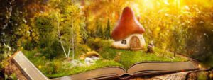 Ein aufgeschlagenes Buch, dessen Seiten sich in eine zauberhafte Märchenlandschaft mit Bäumen, Gras und einem kleinen Haus mit rotem, pilzförmigem Dach verwandeln - perfekt zum Vorlesen im warmen, goldenen Sonnenlicht.