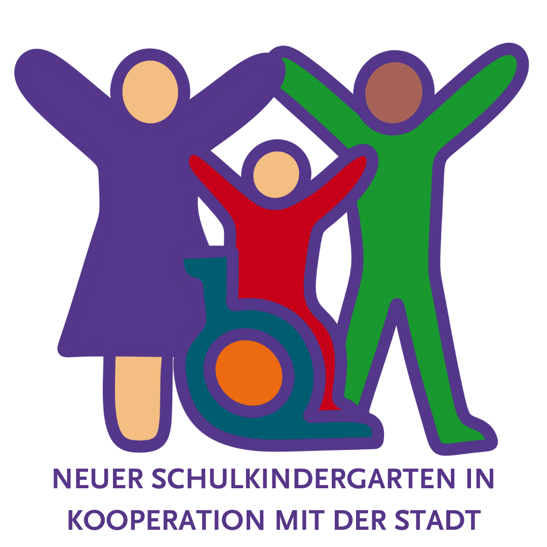 Bunte Illustration von drei Figuren, eine davon im Rollstuhl, mit erhobenen Armen. Der Text darunter lautet: Neuer Schulkindergarten in Kooperation mit der Stadt - ein inklusives Angebot für alle Kinder.