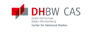 Das Logo des DHBW CAS, Center for Advanced Studies, zeigt drei sich überschneidende rote und graue geometrische Formen und den Schriftzug Duale Hochschule Baden-Württemberg Center for Advanced Studies, der häufig bei CAS-Veranstaltungen zu sehen ist.